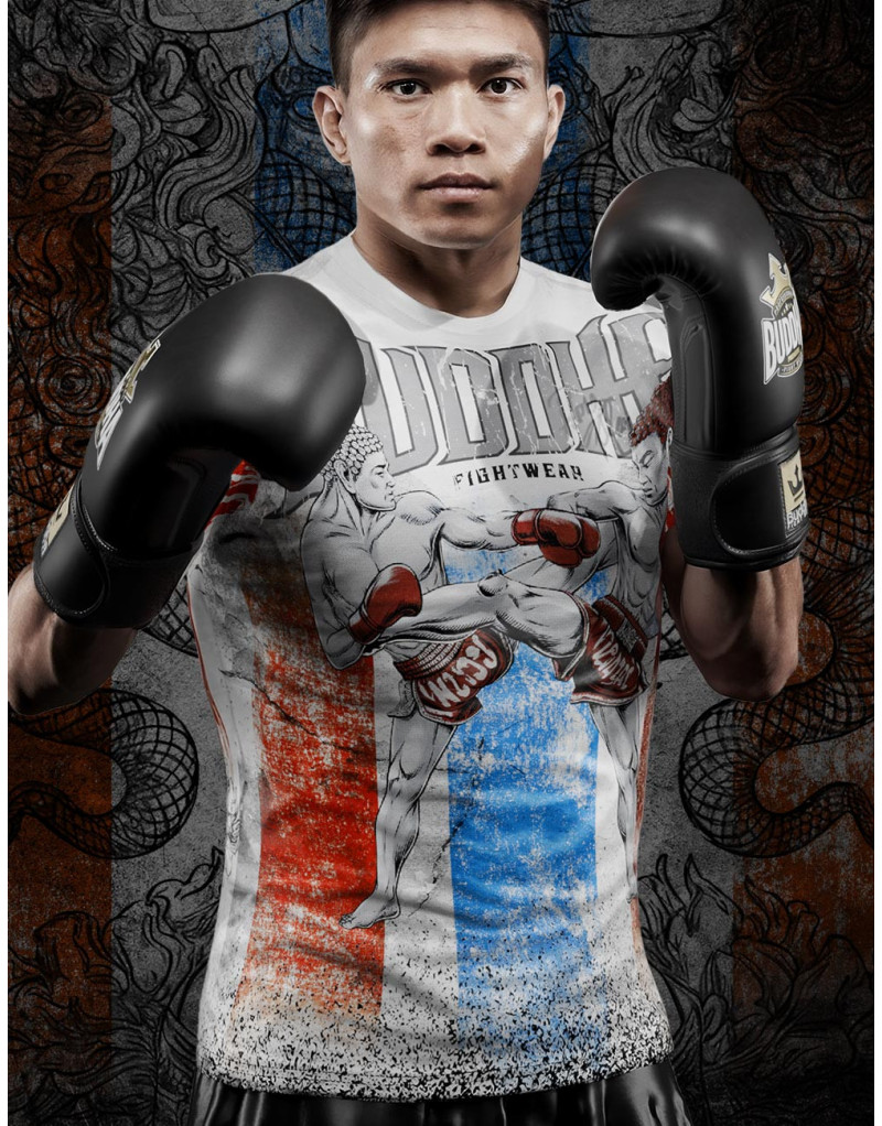Camiseta Buddha Thailand blanca con bandera tailandesa y luchador de Muay Thai. Estilo cultural y deportivo para entrenar.