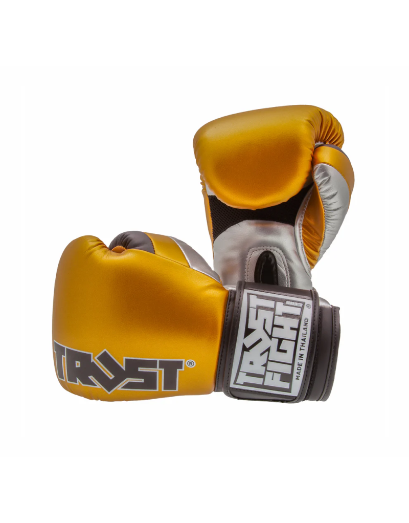 Guante Trust Fight de Thai Squire Semi Piel Dorado, Plata y Negro metalizados. Fabricados a mano en Tailandia con microfibra.